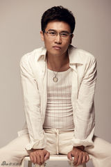 组图：宋柳纯白写真尽显轻熟儒雅魅力