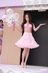 组图：关颖爆乳代言内衣不惜丰胸