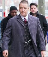 组图：《冬日的故事》片场 罗素-克劳脸疤骇人