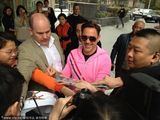 组图：《钢铁侠3》主创抵京 唐尼粉装亲和搞笑