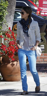 高清组图：杰西卡-阿尔芭街拍 牛仔外套搭蓝裤