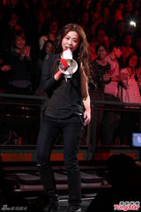 组图：陈绮贞演唱会男友现身 豪放上演女女舌吻