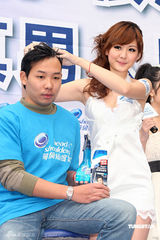 幻灯图集：安心亚清爽亮相 为男粉丝送洗发服务