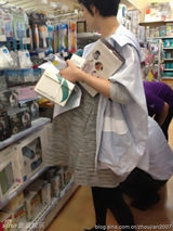 组图：孙俪挺8月大肚素颜逛母婴店 小腿仍纤细