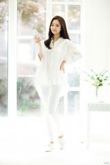 组图：小全智贤林美香拍广告纯白装灵动