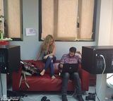 组图：夏奇拉蕾哈娜合唱单曲 熟女魅力无可比拟