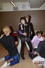 组图：周慧敏个唱地狱式排练 好友柏原芳惠任嘉宾