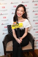 组图：新浪娱乐明星街拍盛典对话倪妮