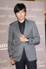 组图：郑元畅蓄须代言显成熟 代澄清林依晨传闻