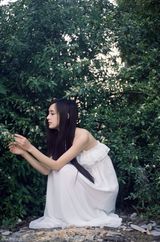 组图：女子酷似杨幂  网友直呼傻傻分不清