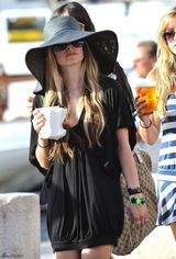 高清组图：艾薇儿法国度假服饰休闲 乐做平凡女生