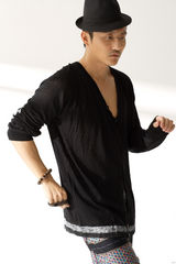 组图：涂松岩写真展另类风尚 诠释性感嬉皮雅士