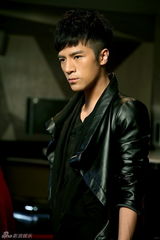 组图：黄智博推全新写真集《眼神的故事》