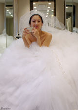 组图：揭秘张雨绮绝美婚纱 国际设计师量身定制