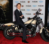 组图：《雷神2》好莱坞首映 抖森帅气骑摩托