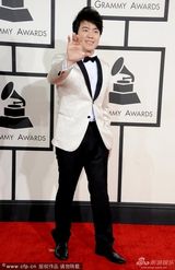 组图：郎朗帅气亮相格莱美红毯 招牌手势绅士范