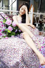 组图：蔡丹丹浪漫现身 美人如花秀发如云