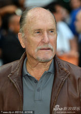 电影《重生》首映 佩内洛普粉裙秀丰腴身段