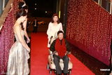 组图：2011香港小姐决选 邵逸夫与上届佳丽亮相