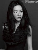 高清图：董洁拍杂志封面 黑白照片显高贵气质