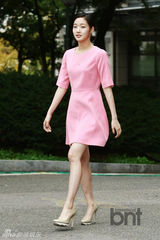组图：金高恩着粉色连衣裙现身活动显清新