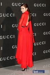 组图：韩彩英大红裙站台十足抢镜 申世京低胸性感