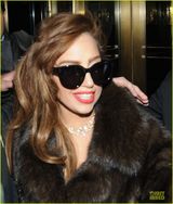 组图：Lady Gaga皮草大衣雍容华贵 戴奢华钻饰露大腿