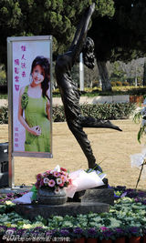 组图：李钰安徽落葬青铜女孩做墓碑 男友汪雨寄哀思