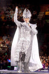 幻灯图：郑少秋表现抢眼帅气 提女儿欣宜满脸幸福