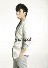 幻灯图：朱雨辰携手王珞丹 拍杂志流露阳光气息 