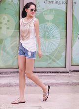 组图：秦子越清新复古美搭引领时尚潮流