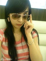 幻灯图：李菲儿自拍照曝光 “宅男杀手”笑容甜美