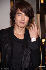 组图：言承旭剃须变清爽 否认与林志玲秘婚