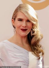 组图：《美国怪谭》莉莉-拉贝白裙亮相艾美红毯