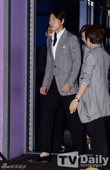 组图：《监视者》试映会 郑雨盛(郑宇成)西装帅气亮相