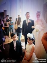 组图：李小璐贾乃亮婚礼甜蜜亲吻 新人宣誓