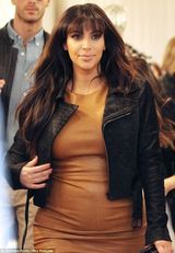 组图：卡黛珊挺大肚不忘扫货 与帅哥热聊狂放电