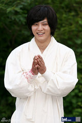 组图：朱元《新娘面具》片场为留学生讲解韩国文化