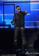 组图：亚瑟小子深情开唱 捂耳伸手表情纠结