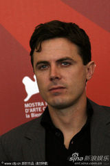 《我仍在这里》发布会 卡西-阿弗莱克帅气亮相(图)