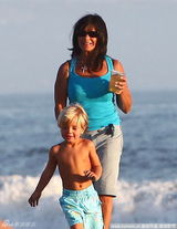 组图：布兰妮父母携外孙嬉戏 离异后再聚首相处愉快