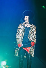 组图：BB三子火爆开唱圣诞夜 秀中文与粉丝互动