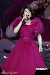 组图：蔡琴百万精华上海演唱会 回忆往事泪盈眼眶