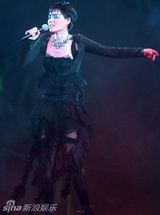 组图：王菲离婚后现身 过往奇装异服造型盘点