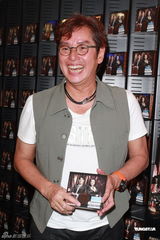 组图：谭咏麟为个唱彩排练歌致声音沙哑