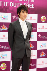 高清组图：宋承宪崔智友rain等出席乐天纪念仪式