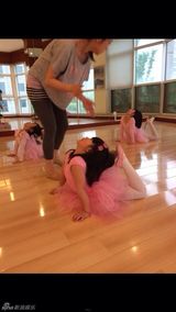 组图：李湘晒Angela练舞萌照 粉裙可爱网友怒赞