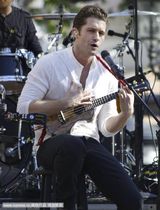 组图：马修-莫里森露天打歌发布首张个人专辑