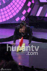 组图：宋茜《大本营》秀软骨功 与坡姐谢娜拼厨艺