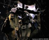 组图：麦当娜脱衣露底 与男伴当众调情